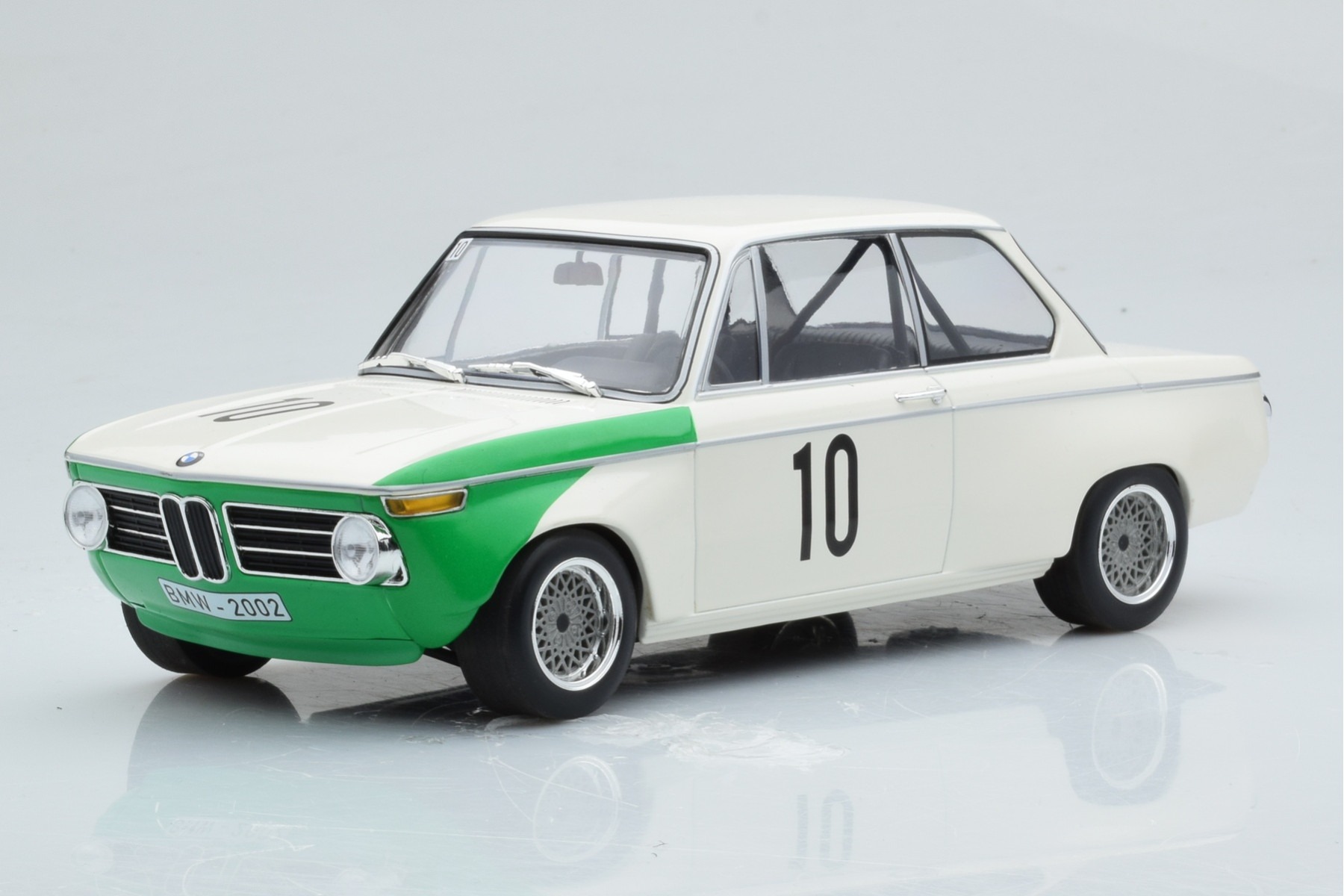 BMW 2002 TIK N10 HAHNE QUESTER WINNERS NURBURGRING MINICHAMPS 1/18